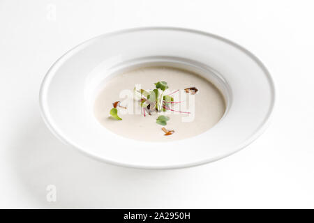 Pilz Rahm Suppe in eine weiße Platte Stockfoto