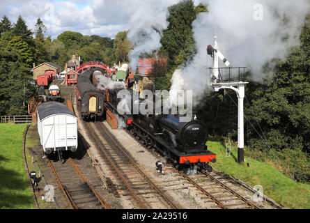 65894 & 2238 Abfahrt von Goathland mit einem Service für Pickering. Stockfoto