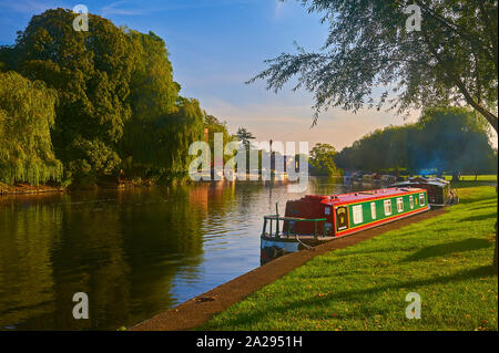 Stratford-upon-Avon, Warwickshire und schmalen Boote auf dem Fluss Avon und badete im herbstlichen Sonnenschein am frühen Morgen. Stockfoto