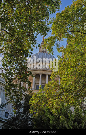 St Paul's Cathedral, London - von Sir Christopher Wren und einem ikonischen Wahrzeichen von London. Stockfoto