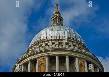 St Paul's Cathedral, London - von Sir Christopher Wren und einem ikonischen Wahrzeichen von London. Stockfoto