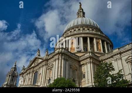 St Paul's Cathedral, London - von Sir Christopher Wren und einem ikonischen Wahrzeichen von London. Stockfoto