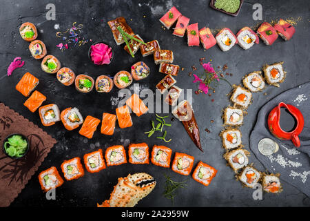 Sushi auf einem schwarzen Hintergrund. Stockfoto