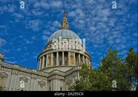 St Paul's Cathedral, London - von Sir Christopher Wren und einem ikonischen Wahrzeichen von London. Stockfoto