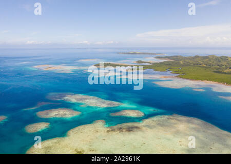 Bucas Grande Island, Philippinen. Schönen Lagunen mit Atollen und Inseln, Ansicht von oben. Marine, Natur der Philippinen. Stockfoto