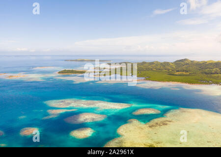 Bucas Grande Island, Philippinen. Schönen Lagunen mit Atollen und Inseln, Ansicht von oben. Marine, Natur der Philippinen. Stockfoto