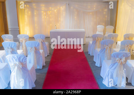 Gang zwischen dekorierte Stühle an eine Hochzeit Veranstaltungsort Stockfoto