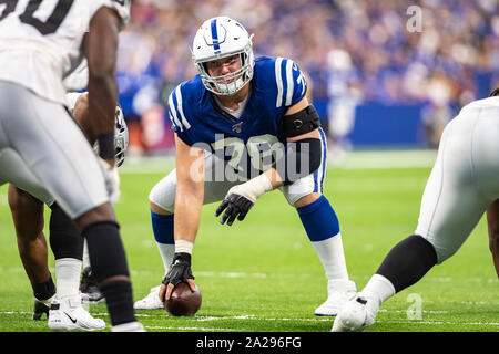 September 29, 2019, Indianapolis, Indiana, USA: Indianapolis Colts center Ryan Kelly (78) bereitet die Snap den Ball in der zweiten Hälfte des Spiels zwischen den Oakland Raiders und die Indianapolis Colts im Lucas Oil Stadium, Indianapolis, Indiana. (Bild: © Scott Stuart/ZUMA Draht) Stockfoto