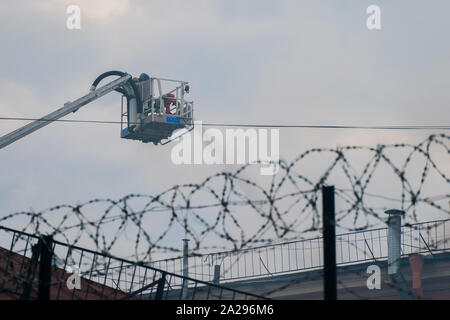 St. Petersburg, Russland - 14 August, 2019 - Brand in Office Center "Leningrad", Feuerwehrleute und Rettungsdienste an der Szene Stockfoto