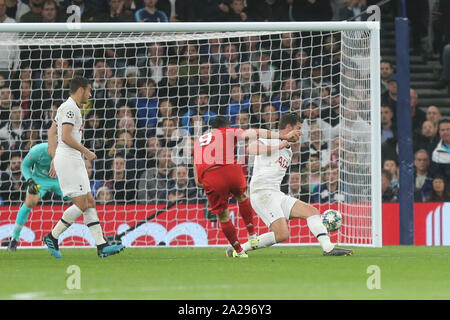 London, Großbritannien. 01 Okt, 2019. Robert Lewandowski von Bayern München scores zweites Ziel seiner Seite während der UEFA Champions League Gruppe B Übereinstimmung zwischen den Tottenham Hotspur und dem FC Bayern München an der Tottenham Hotspur Stadion. Credit: Mark Hawkins/Alamy leben Nachrichten Stockfoto