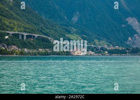 Schloss Chillon. Berge und Viadukt Bau am Ufer des Genfer Sees (Lac Leman) in Montreux Riviera, Waadt, Schweiz im Sommer Stockfoto