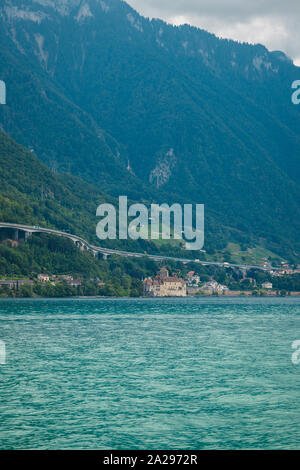 Schloss Chillon. Berge und Viadukt Bau am Ufer des Genfer Sees (Lac Leman) in Montreux Riviera, Waadt, Schweiz im Sommer Stockfoto