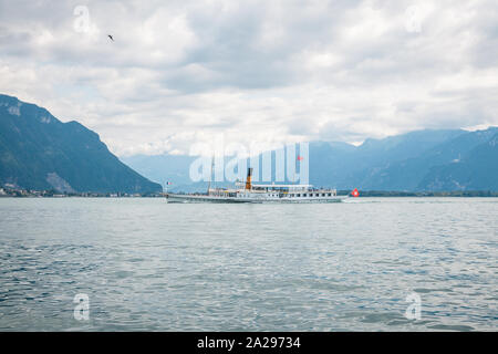 Die Belle Epoque traditionelle Paddelboot namens Italie Kreuzfahrt auf dem Genfersee (Lac Leman) Entlang der Schweizer Ufer mit den Alpen im Hintergrund Stockfoto