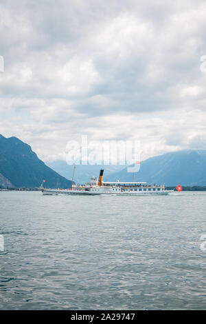 Die Belle Epoque traditionelle Paddelboot namens Italie Kreuzfahrt auf dem Genfersee (Lac Leman) Entlang der Schweizer Ufer mit den Alpen im Hintergrund Stockfoto