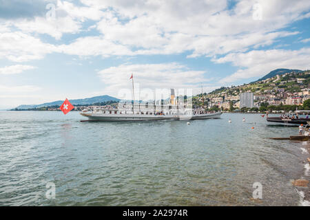 Die schönste Dampfschiff namens La Suisse nähern Montreux Pier auf der Schweizer Riviera, Waadt, Schweiz im Sommer Tag Stockfoto