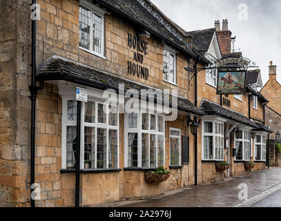 Das Pferd & Hund Public House ist ein traditionelles Country Inn aus dem 17. Jahrhundert am Broadway High Street, Broadway - Cotswolds England Stockfoto