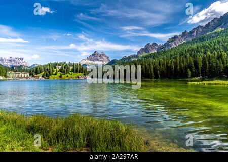 See Lago di Misurina und dahinter die Drei Zinnen, Dolomiten, Italien. Stockfoto