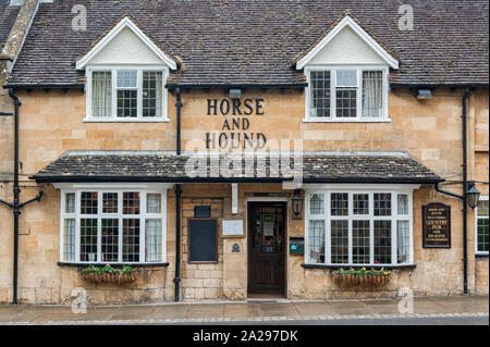 Das Pferd & Hund Public House ist ein traditionelles Country Inn aus dem 17. Jahrhundert am Broadway High Street, Broadway - Cotswolds England Stockfoto