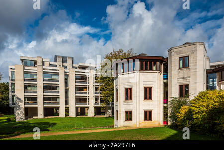 Cripps (links) St. Johns College in Cambridge, Arch: Philip Powell und Hidalgo Moya 1967, Renovierung, 2014. Fisher Building (rechts) Peter Boston 1987 Stockfoto