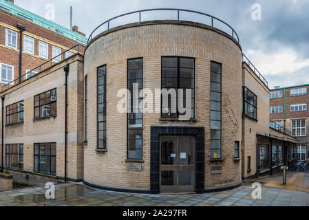 Mond Gebäude, neue Museen, Universität Cambridge. 1933 im Art déco-Stil, Vermächtnis Ludwig Mond. Krokodil Gravur von Eric Gill. Bogen: H C Hughes Stockfoto