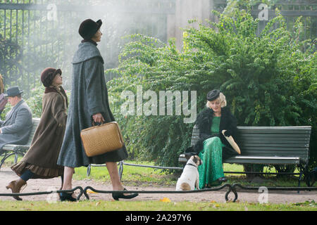 St. Petersburg, Russland - 15 August, 2019 - Schauspielerin Viktoriya Isakova (rechts), während der Produktion von "Vertinsky " Film Stockfoto