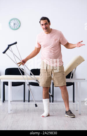 Die jungen verletzten Mann wartet auf seine Umdrehung im Krankenhaus Halle Stockfoto