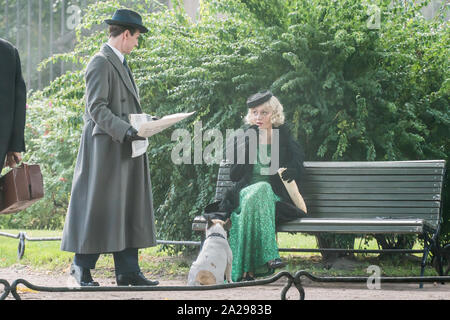 St. Petersburg, Russland - 15 August, 2019 - Schauspielerin Viktoriya Isakova (rechts), während der Produktion von "Vertinsky " Film Stockfoto