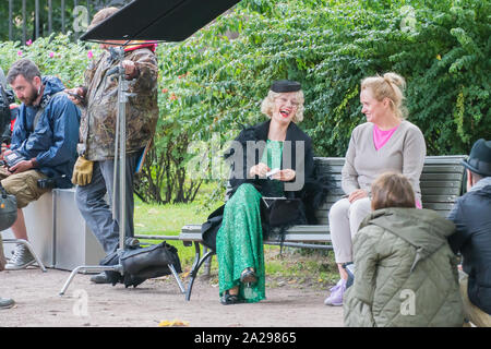 St. Petersburg, Russland - 15 August, 2019 - Schauspielerin Viktoriya Isakova (rechts), während der Produktion von "Vertinsky " Film Stockfoto