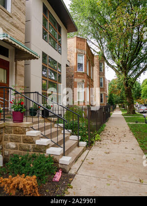 Gentrifizierung entlang Walton Street. Osten Humboldt Park, Chicago, Illinois. Stockfoto