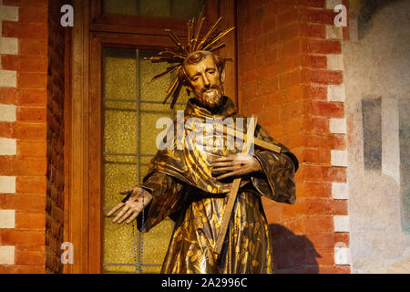 Statue des heiligen Franz von Assisi in einer Kirche in Pavia. Stockfoto