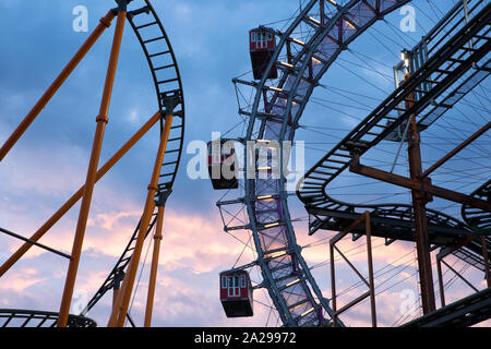 Das Wiener Riesenrad und Teil einer Achterbahn am Prater in Wien Stockfoto