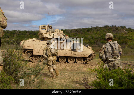 Soldaten, die den ersten Bataillon zugeordnet, 8 Kavallerie Regiments, 2. gepanzerte Brigade Combat Team, 1.Kavallerie Division eine Live Fire übung Okt. 25, 2018 in Fort Hood Training Area führen. (Foto: Staff Sgt. Jennifer Bunn) Stockfoto