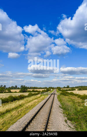 Single die Bahn durch die Landschaft an einem hellen, sonnigen Tag Stockfoto