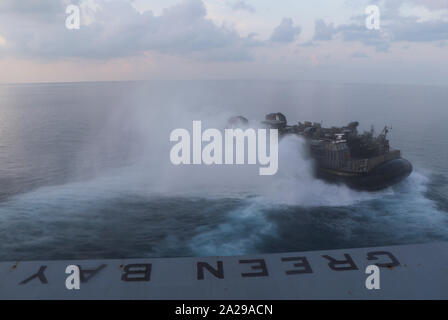 190930-N-DX 072-1041 CELEBES MEER (Sep. 30, 2019) Landing Craft, Luftkissen (LCAC) 21, Naval Beach (NBU) 7, fährt das Deck des amphibious Transport dock Schiff USS Green Bay LPD (20) während der Übung Tiger Streik 2019 zugeordnet. Tiger Streik konzentriert sich auf die Stärkung der kombinierten USA und Malaysischen militärischer Interoperabilität und zunehmende Bekämpfung Bereitschaft durch amphibische Operationen und den kulturellen Austausch zwischen den malaysischen Streitkräften (MAF) und der US Navy, Marine Corps Team. (U.S. Marine Foto von Mass Communication Specialist 2. Klasse Anaid Bañuelos Rodriguez) Stockfoto