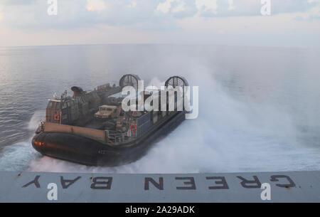 190930-N-DX 072-1016 CELEBES MEER (Sep. 30, 2019) Landing Craft, Luftkissen (LCAC) 9 Naval Beach (NBU) 7, fährt das Deck des amphibious Transport dock Schiff USS Green Bay LPD (20) während der Übung Tiger Streik 2019 zugeordnet. Tiger Streik konzentriert sich auf die Stärkung der kombinierten USA und Malaysischen militärischer Interoperabilität und zunehmende Bekämpfung Bereitschaft durch amphibische Operationen und den kulturellen Austausch zwischen den malaysischen Streitkräften (MAF) und der US Navy, Marine Corps Team. (U.S. Marine Foto von Mass Communication Specialist 2. Klasse Anaid Bañuelos Rodriguez) Stockfoto