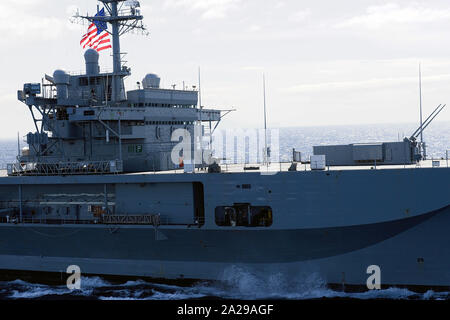 190415-N-ALS 200-004 MITTELMEER (April 15, 2019) - Blue Ridge-Klasse Command und Control Schiff USS Mount Whitney (LCC 20) Transite das Mittelmeer, 15. April 2019. Mount Whitney, Vorwärts- und Gaeta, Italien eingesetzt, arbeitet mit einer kombinierten Mannschaft der US Navy Military Sealift Command Segler und öffentlichen Dienst Seemänner. (U.S. Marine Foto von Mass Communication Specialist 3 zeichnete Verbis/Freigegeben) Stockfoto