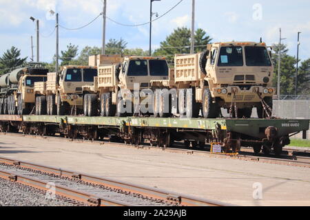 Militärische Fahrzeuge und Ausrüstungsgegenstände von der 829th Engineer Unternehmen sind auf triebwagen Sept. 25, 2019 geladen, am Fort McCoy, Wis die Ausrüstung für einen Einsatz in Übersee im Jahr später ausgeliefert wurde. Die Schiene wird geladen und die damit verbundenen Arbeiten wurde von der 829Th und Mitarbeiter mit der Festung McCoy Logistics Readiness Center Transport Division abgeschlossen. (U.S. Armee Foto von Scott T. Sturkol, Public Affairs Office, Fort McCoy, Wis.) Stockfoto