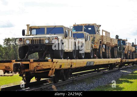 Militärische Fahrzeuge und Ausrüstungsgegenstände von der 829th Engineer Unternehmen sind auf triebwagen Sept. 25, 2019 geladen, am Fort McCoy, Wis die Ausrüstung für einen Einsatz in Übersee im Jahr später ausgeliefert wurde. Die Schiene wird geladen und die damit verbundenen Arbeiten wurde von der 829Th und Mitarbeiter mit der Festung McCoy Logistics Readiness Center Transport Division abgeschlossen. (U.S. Armee Foto von Scott T. Sturkol, Public Affairs Office, Fort McCoy, Wis.) Stockfoto