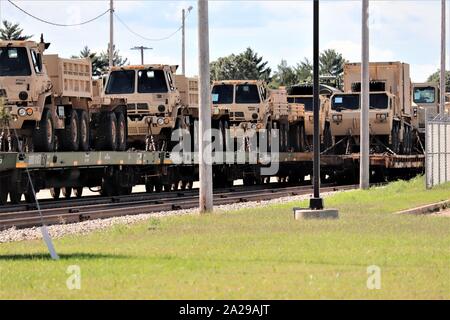 Militärische Fahrzeuge und Ausrüstungsgegenstände von der 829th Engineer Unternehmen sind auf triebwagen Sept. 25, 2019 geladen, am Fort McCoy, Wis die Ausrüstung für einen Einsatz in Übersee im Jahr später ausgeliefert wurde. Die Schiene wird geladen und die damit verbundenen Arbeiten wurde von der 829Th und Mitarbeiter mit der Festung McCoy Logistics Readiness Center Transport Division abgeschlossen. (U.S. Armee Foto von Scott T. Sturkol, Public Affairs Office, Fort McCoy, Wis.) Stockfoto