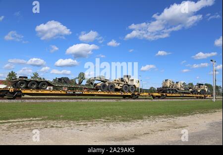 Militärische Fahrzeuge und Ausrüstungsgegenstände von der 829th Engineer Unternehmen sind auf triebwagen Sept. 25, 2019 geladen, am Fort McCoy, Wis die Ausrüstung für einen Einsatz in Übersee im Jahr später ausgeliefert wurde. Die Schiene wird geladen und die damit verbundenen Arbeiten wurde von der 829Th und Mitarbeiter mit der Festung McCoy Logistics Readiness Center Transport Division abgeschlossen. (U.S. Armee Foto von Scott T. Sturkol, Public Affairs Office, Fort McCoy, Wis.) Stockfoto