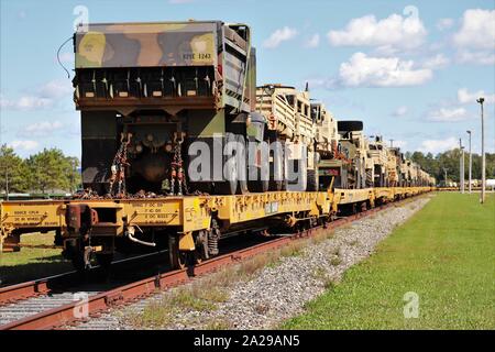 Militärische Fahrzeuge und Ausrüstungsgegenstände von der 829th Engineer Unternehmen sind auf triebwagen Sept. 25, 2019 geladen, am Fort McCoy, Wis die Ausrüstung für einen Einsatz in Übersee im Jahr später ausgeliefert wurde. Die Schiene wird geladen und die damit verbundenen Arbeiten wurde von der 829Th und Mitarbeiter mit der Festung McCoy Logistics Readiness Center Transport Division abgeschlossen. (U.S. Armee Foto von Scott T. Sturkol, Public Affairs Office, Fort McCoy, Wis.) Stockfoto