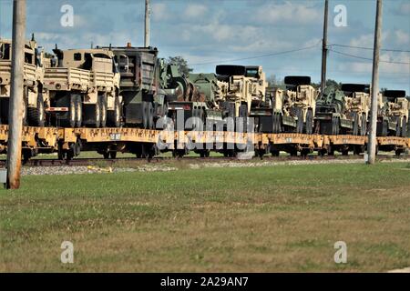 Militärische Fahrzeuge und Ausrüstungsgegenstände von der 829th Engineer Unternehmen sind auf triebwagen Sept. 25, 2019 geladen, am Fort McCoy, Wis die Ausrüstung für einen Einsatz in Übersee im Jahr später ausgeliefert wurde. Die Schiene wird geladen und die damit verbundenen Arbeiten wurde von der 829Th und Mitarbeiter mit der Festung McCoy Logistics Readiness Center Transport Division abgeschlossen. (U.S. Armee Foto von Scott T. Sturkol, Public Affairs Office, Fort McCoy, Wis.) Stockfoto