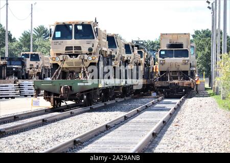 Militärische Fahrzeuge und Ausrüstungsgegenstände von der 829th Engineer Unternehmen sind auf triebwagen Sept. 25, 2019 geladen, am Fort McCoy, Wis die Ausrüstung für einen Einsatz in Übersee im Jahr später ausgeliefert wurde. Die Schiene wird geladen und die damit verbundenen Arbeiten wurde von der 829Th und Mitarbeiter mit der Festung McCoy Logistics Readiness Center Transport Division abgeschlossen. (U.S. Armee Foto von Scott T. Sturkol, Public Affairs Office, Fort McCoy, Wis.) Stockfoto