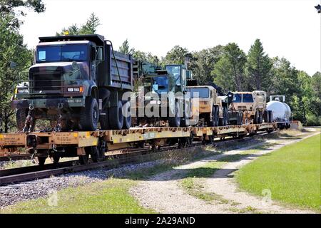 Militärische Fahrzeuge und Ausrüstungsgegenstände von der 829th Engineer Unternehmen sind auf triebwagen Sept. 25, 2019 geladen, am Fort McCoy, Wis die Ausrüstung für einen Einsatz in Übersee im Jahr später ausgeliefert wurde. Die Schiene wird geladen und die damit verbundenen Arbeiten wurde von der 829Th und Mitarbeiter mit der Festung McCoy Logistics Readiness Center Transport Division abgeschlossen. (U.S. Armee Foto von Scott T. Sturkol, Public Affairs Office, Fort McCoy, Wis.) Stockfoto