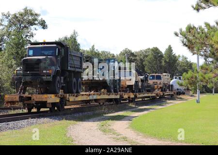 Militärische Fahrzeuge und Ausrüstungsgegenstände von der 829th Engineer Unternehmen sind auf triebwagen Sept. 25, 2019 geladen, am Fort McCoy, Wis die Ausrüstung für einen Einsatz in Übersee im Jahr später ausgeliefert wurde. Die Schiene wird geladen und die damit verbundenen Arbeiten wurde von der 829Th und Mitarbeiter mit der Festung McCoy Logistics Readiness Center Transport Division abgeschlossen. (U.S. Armee Foto von Scott T. Sturkol, Public Affairs Office, Fort McCoy, Wis.) Stockfoto