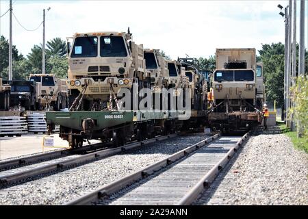 Militärische Fahrzeuge und Ausrüstungsgegenstände von der 829th Engineer Unternehmen sind auf triebwagen Sept. 25, 2019 geladen, am Fort McCoy, Wis die Ausrüstung für einen Einsatz in Übersee im Jahr später ausgeliefert wurde. Die Schiene wird geladen und die damit verbundenen Arbeiten wurde von der 829Th und Mitarbeiter mit der Festung McCoy Logistics Readiness Center Transport Division abgeschlossen. (U.S. Armee Foto von Scott T. Sturkol, Public Affairs Office, Fort McCoy, Wis.) Stockfoto