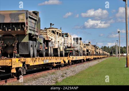 Militärische Fahrzeuge und Ausrüstungsgegenstände von der 829th Engineer Unternehmen sind auf triebwagen Sept. 25, 2019 geladen, am Fort McCoy, Wis die Ausrüstung für einen Einsatz in Übersee im Jahr später ausgeliefert wurde. Die Schiene wird geladen und die damit verbundenen Arbeiten wurde von der 829Th und Mitarbeiter mit der Festung McCoy Logistics Readiness Center Transport Division abgeschlossen. (U.S. Armee Foto von Scott T. Sturkol, Public Affairs Office, Fort McCoy, Wis.) Stockfoto