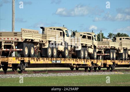 Militärische Fahrzeuge und Ausrüstungsgegenstände von der 829th Engineer Unternehmen sind auf triebwagen Sept. 25, 2019 geladen, am Fort McCoy, Wis die Ausrüstung für einen Einsatz in Übersee im Jahr später ausgeliefert wurde. Die Schiene wird geladen und die damit verbundenen Arbeiten wurde von der 829Th und Mitarbeiter mit der Festung McCoy Logistics Readiness Center Transport Division abgeschlossen. (U.S. Armee Foto von Scott T. Sturkol, Public Affairs Office, Fort McCoy, Wis.) Stockfoto