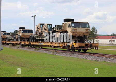 Militärische Fahrzeuge und Ausrüstungsgegenstände von der 829th Engineer Unternehmen sind auf triebwagen Sept. 25, 2019 geladen, am Fort McCoy, Wis die Ausrüstung für einen Einsatz in Übersee im Jahr später ausgeliefert wurde. Die Schiene wird geladen und die damit verbundenen Arbeiten wurde von der 829Th und Mitarbeiter mit der Festung McCoy Logistics Readiness Center Transport Division abgeschlossen. (U.S. Armee Foto von Scott T. Sturkol, Public Affairs Office, Fort McCoy, Wis.) Stockfoto