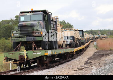 Militärische Fahrzeuge und Ausrüstungsgegenstände von der 829th Engineer Unternehmen sind auf triebwagen Sept. 27, 2019 geladen, am Fort McCoy, Wis die Ausrüstung für einen Einsatz in Übersee im Jahr später ausgeliefert wurde. Die Schiene wird geladen und die damit verbundenen Arbeiten wurde von der 829Th und Mitarbeiter mit der Festung McCoy Logistics Readiness Center Transport Division abgeschlossen. (U.S. Armee Foto von Scott T. Sturkol, Public Affairs Office, Fort McCoy, Wis.) Stockfoto